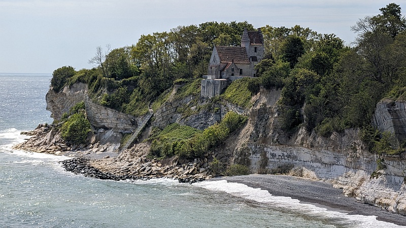 Dviračiu pere Daniją. Stevns Klint su bažnyčia