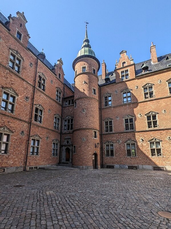 Dviračiu per Daniją. Vallø pilies kiemas
